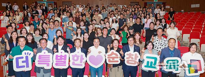 [순창=뉴시스]윤난슬 기자 = 전북특별자치도교육청은 순창 향토회관에서 지역 학부모와 교직원 등 300여 명이 참석한 가운데 '교육감과 함께하는 공감 토크'를 진행했다고 1일 밝혔다.(사진=전북교육청 제공)