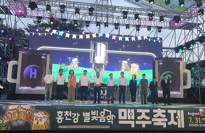 [홍천=뉴시스] 홍천군의 대표 축제인 '홍천강 별빛음악 맥주축제'가 1일 저녁 7시 30분 홍천강이 보이는 도시산림공원 토리숲 일원에서  신영재 홍천군수를 비롯해 홍성기 도의원, 이영욱 도의원, 김숙자 홍천소방서장, 전명준 홍천문화재단 이사장, 그리고 외부 초청 인사로 이영림 춘천지방검찰청 검사장, 육동한 춘천시장 등이 참석한 가운데 생맥주 건배로 시작을 알리며 화려하게 개막됐다. 2024.8.1, syi23@newsis.com *재판매 및 DB 금지