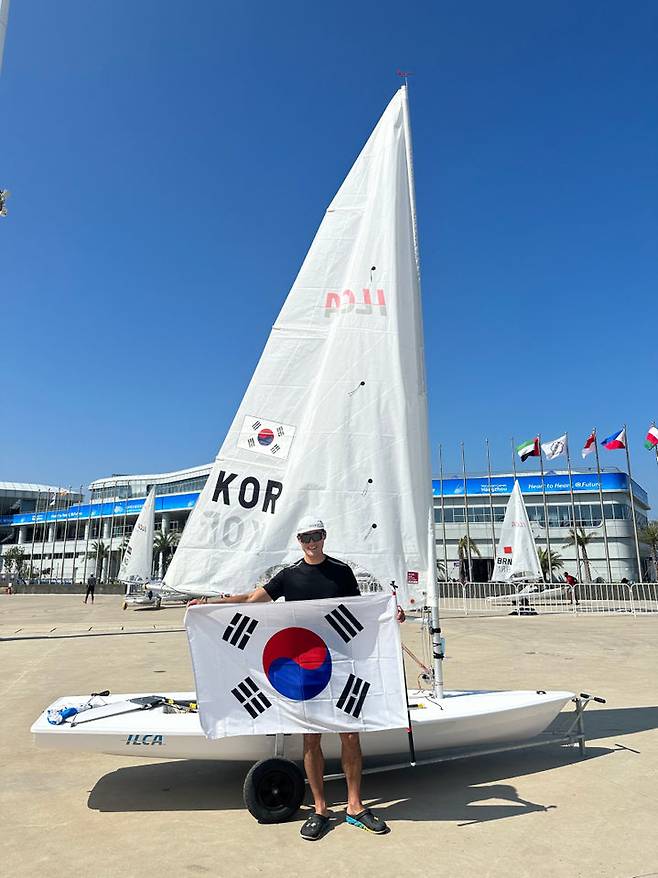 [서울=뉴시스] 2022 항저우 아시안게임 요트 남자 레이저급에서 은메달을 딴 하지민. (사진 = 대한요트협회 제공) *재판매 및 DB 금지