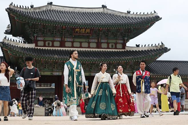 경복궁 찾은 외국인 관광객들. 연합뉴스