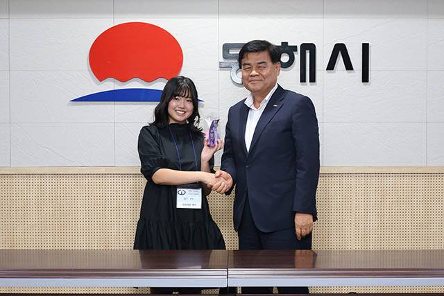 ▲1일 동해시청 2층 회의실에서 심규언 동해시장이 일본 쓰루가시 학생대표단의 방문 환영행사를 하고 있다. ⓒ동해시