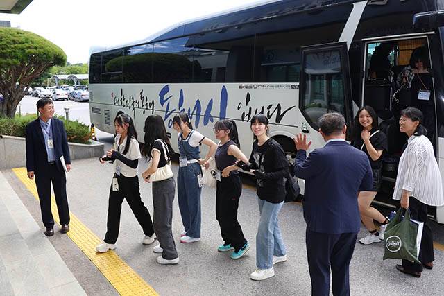 ▲1일 동해시청사를 방문한 일본 쓰루가시 학생 대표단 모습. ⓒ동해시