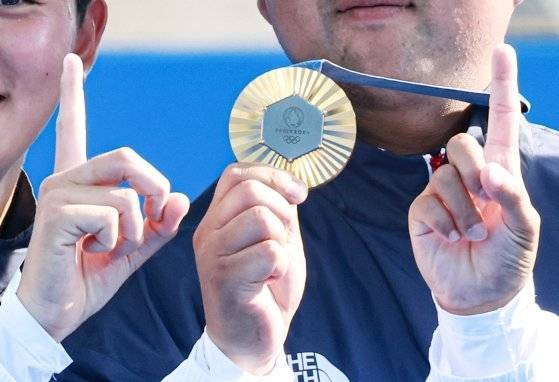 대한민국 양궁대표팀 김우진, 김제덕, 이우석이 지난 7월 30일(한국시간) 프랑스 파리 앵발리드에서 열린 2024 파리올림픽 양궁 남자 단체전 결승 시상식에서 메달과 손가락을 이용해 대한민국의 101번째 금메달을 표현하고 있다. 뉴스1