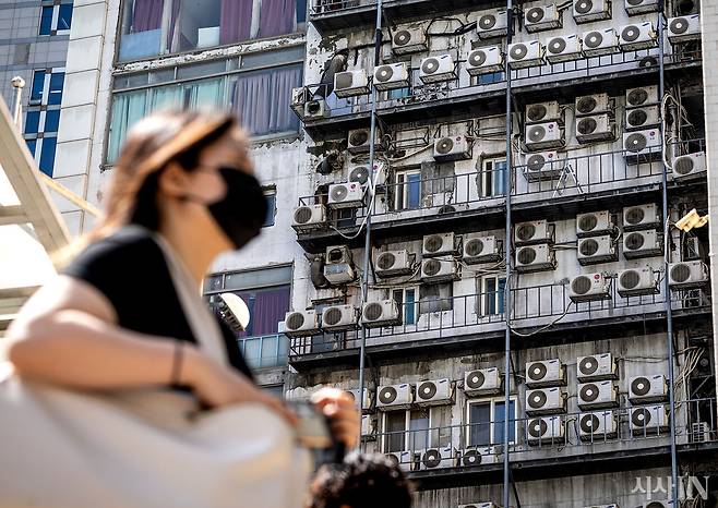 7월15일 서울 남대문시장 인근 건물 외벽에 에어컨 실외기가 가득 설치돼 있다. ⓒ시사IN 박미소