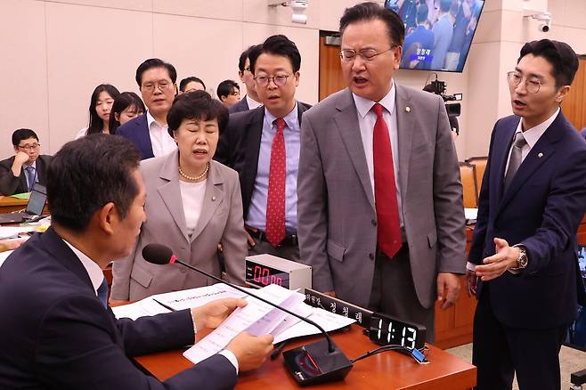 7월31일 오전 국회에서 열린 법제사법위원회 전체회의에서 여당 의원들이 더불어민주당이 발의한 김영철 서울북부지검 차장검사에 대한 탄핵소추안 상정에 항의하고 있다. ⓒ연합뉴스