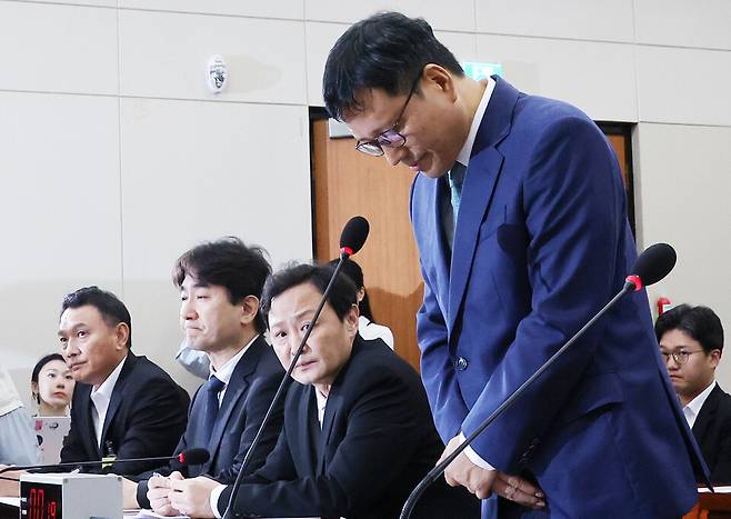 지난달 30일 오전 국회 정무위원회에서 열린 '티몬·위메프 정산 및 환불 지연 사태' 관련 긴급 현안질의에서 구영배 큐텐그룹 대표가 고개를 숙이고 있다. ⓒ 연합뉴스