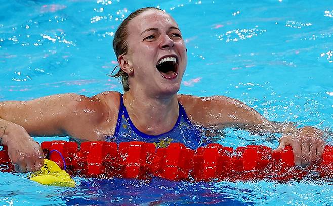 스웨덴 사라 셰스트룀이 1일 파리올림픽 여자 수영 자유형 100m에서 우승한 뒤 기뻐하고 있다. 로이터연합뉴스