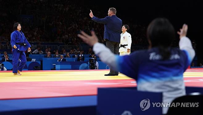 크리스타 데구치(캐나다)는 1일(한국시간) 자신의 사회관계망서비스(SNS)를 통해 악성 댓글을 다는 누리꾼들에게 전하는 호소문을 올렸다. 데구치는 지난달 30일 2024 파리 하계올림픽 여자 57㎏급 유도 결승에서 독립운동가 후예 허미미를 꺾고 금메달을 목에 걸었다. 이날 허미미는 지도 3장을 받아 반칙패를 당했다. 허미미가 결승전에서 허무하게 반칙패를 당하자 일부 누리꾼들이 데구치 SNS에 찾아 악성 댓글을 날았고 이는 데구치가 호소문을 작성하게끔 만들었다. 연합뉴스