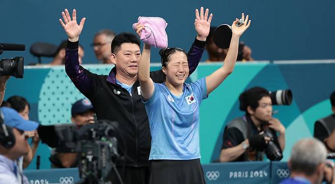 한국 여자 탁구의 간판 신유빈이 프랑스 파리의 사우스 파리 아레나4에서 열린 2024 파리 올림픽 탁구 여자 단식 8강전에서 세계랭킹 13위 일본의 히라노 미우를 게임 스코어 4-1로 꺾고 준결승에 진출했다. 이번 대회 혼합복식 동메달에 이어 개인전에서도 메달 획득을 노려볼 수 있게 됐다. 한국 여자 탁구는 2004 아테네 올림픽 이후 2008 베이징, 2012 런던, 2016 리우데자네이루, 2020 도쿄 대회 단식에서 메달을 수확하지 못했다. 사진 연합뉴스