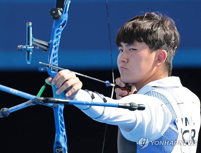 김제덕, 금메달 과녁 정조준 (파리=연합뉴스) 김인철 기자 = 김제덕이 29일(현지시간) 프랑스 파리 레쟁발리드 양궁 경기장에서 열린 2024 파리올림픽 양궁 남자 단체 결승전 한국과 프랑스의 경기에서 과녁을 향해 활을 당기고 있다. 2024.7.30 yatoya@yna.co.kr