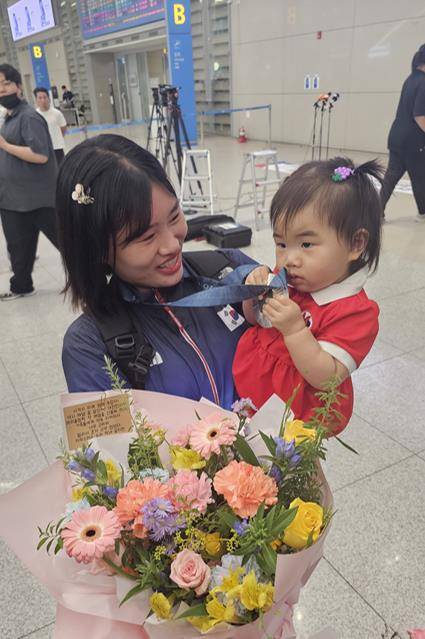 은메달에 뽀뽀하는 정서아양 [촬영 설하은]
