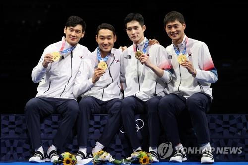 도쿄 올림픽 펜싱 남자 사브르 단체전 금메달을 딴 구본길, 김정환, 김준호, 오상욱 [연합뉴스 자료사진. 재판매 및 DB금지]