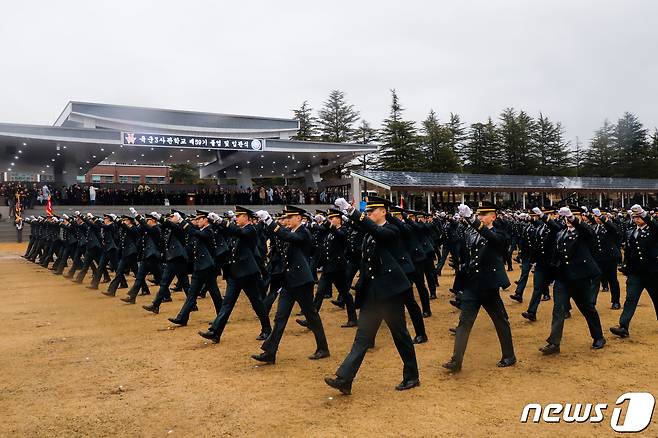 29일 경북 영천 육군3사관학교에서 열린 제59기 졸업 및 임관식에서 임관장교가 행진하고 있다. (육군 제공) 2024.2.29/뉴스1