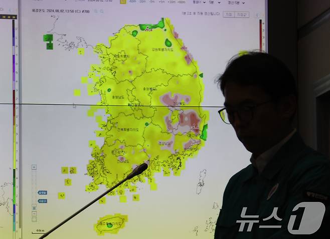 폭염이 계속되는 2일 서울 종로구 정부서울청사 중앙재난안전상황실 서울상황센터 모니터에 실시간 체감온도가 보여지고 있다. 2024.8.2/뉴스1 ⓒ News1 허경 기자