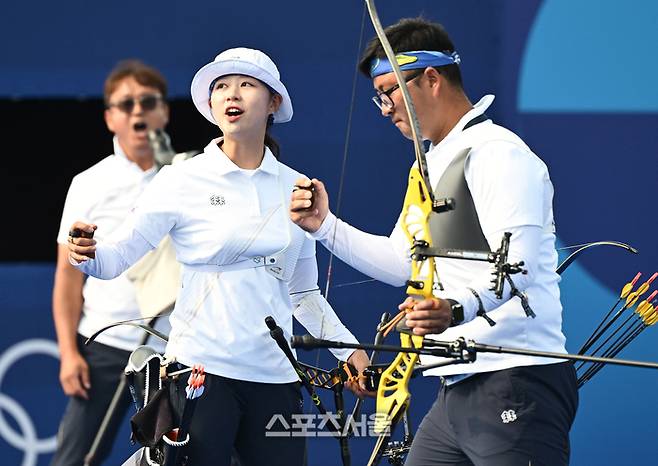 양궁 국가대표 김우진(오른쪽)과 임시현이 2일(한국 시간) 프랑스 파리 앵발리드에서 열린 2024 파리올림픽 양궁 혼성 단체전 대만의 레이 젠잉-다이 여우쉬안 조와의 16강전에서 10점을 쏜 뒤 주먹을 쥐며 기뻐하고 있다. 김우진-임시현 조는 슛오프 끝에 5대4(37-35 39-37 37-38 20-19)로 승리하며 8강에 진출했다. 2024. 8. 2.  파리 | 박진업 기자 upandup@sportsseoul.com