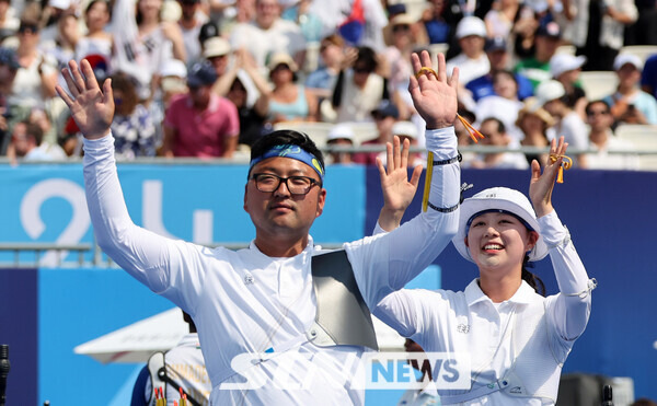 김우진과 임시현이 2일(현지시각) 프랑스 파리 레쟁발리드에서 열린 2024 파리 올림픽 양궁 혼성 단체 준결승 인도와의 경기에서 승리하며 결승 진출을 확정한 뒤 밝은 표정으로 관중들을 향해 인사하고 있다. 사진┃파리=뉴시스