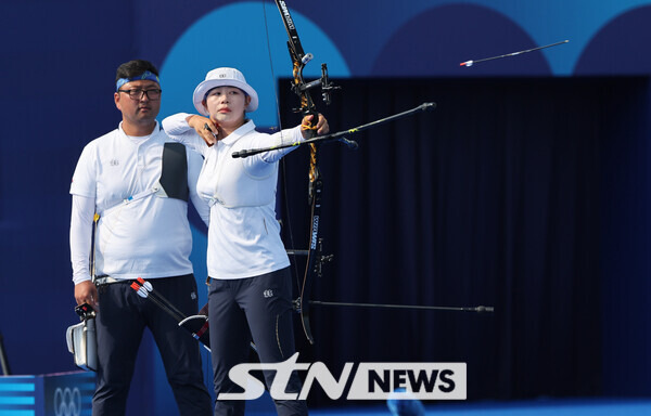 임시현이 2일(현지시각) 프랑스 파리 레쟁발리드에서 열린 2024 파리 올림픽 양궁 혼성 단체 16강 대만과의 경기에서 활을 쏘고 있다. 사진┃파리=뉴시스