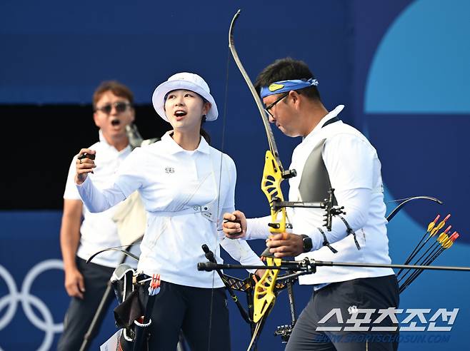 김우진과 임시현이 2일(한국시간) 프랑스 파리 레쟁발리드에서 열린 파리올림픽 양궁 혼성단체전 16강전에서 대만의 레이 젠잉-다이 여우쉬안을 슛오프 끝에 5대4(37-35 39-37 37-38 20-19)로 꺾으며 8강에 진출했다. 슛오프에서 김우진이 10점을 쏘자 임시현이 환호하고 있다. 파리(프랑스)=정재근 기자 cjg@sportschosun.com/2024.8.2/