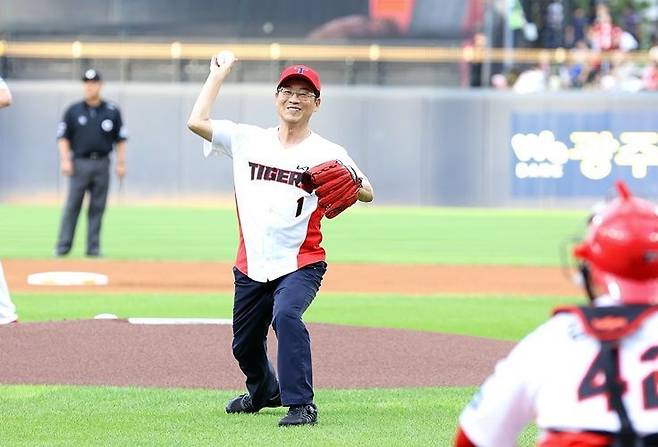 강진원 군수가 광주기아챔피언스필드에서 하맥축제와 누구라도 반값 강진여행을 알리기 위해 시구를 하고 있다. [사진제공=강진군]