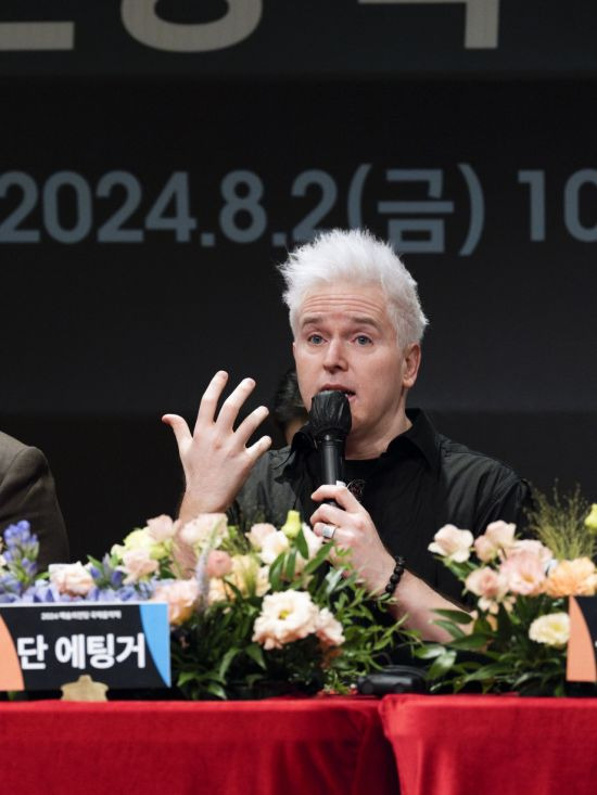 2024 예술의전당 국제음악제 개·폐막 공연의 지휘를 맡은 단 에팅거가 2일 예술의전당 인촌아트홀에서 열린 기자간담회에서 소감을 밝히고 있다.   [사진 제공= 예술의전당]