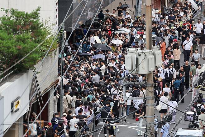 26일 오후 서울 강남구 티몬 신사옥 앞에서 '판매 대금 미정산 사태'로 피해를 입은 소비자들이 운집해 있다. /뉴스1