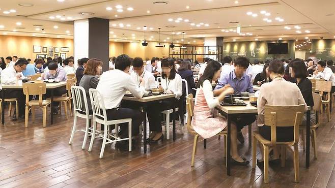 한 구내식당에서 직장인들이 식사하는 모습. 이 사진은 기사 내용과 무관함.ⓒ아워홈