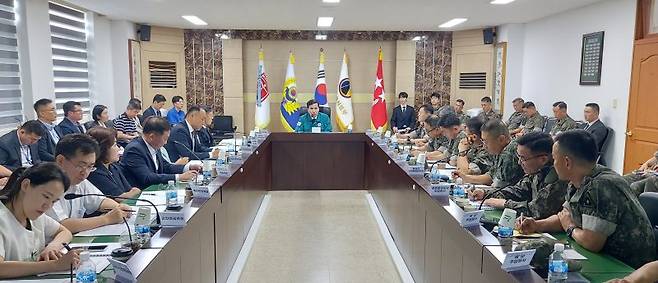 김선호 국방부차관이 2일 육군부사관학교를 방문해 국방부 및 각 군 인사관계관들과 '부사관 복무여건 개선 및 획득율 향상'을 위한 토의를 진행하고 있다. 사진=국방부 제공