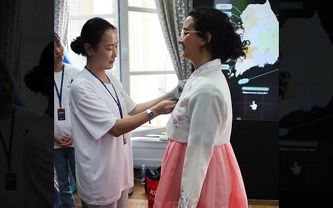 프랑스인 마리는&nbsp;한복을 처음 입어 본다며 즐거워 했다.