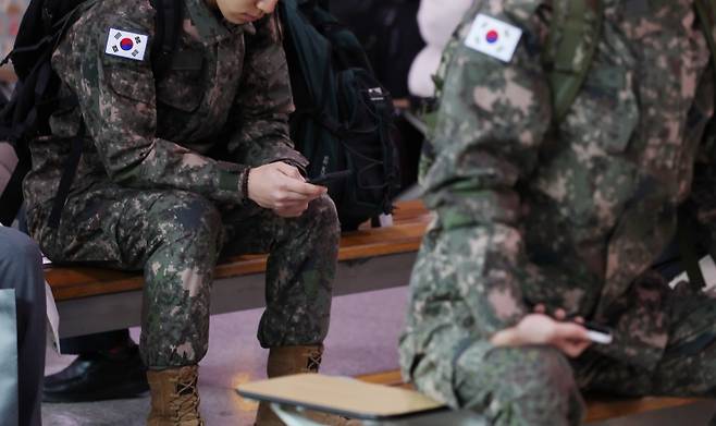 서울역에서 열차를 기다리는 군인.(ⓒ뉴스1, 무단 전재-재배포 금지)