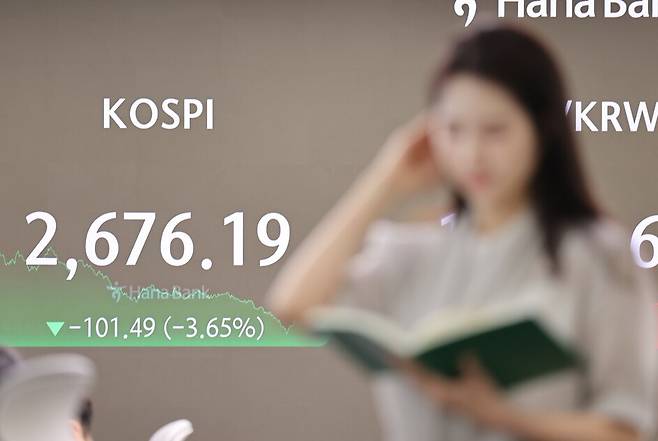 2일 오후 서울 중구 하나은행 딜링룸에서 직원들이 업무를 보고 있다. 이날 코스피는 전 거래일보다 101.49포인트(3.65%) 폭락한 2676.19로 마감했다.
