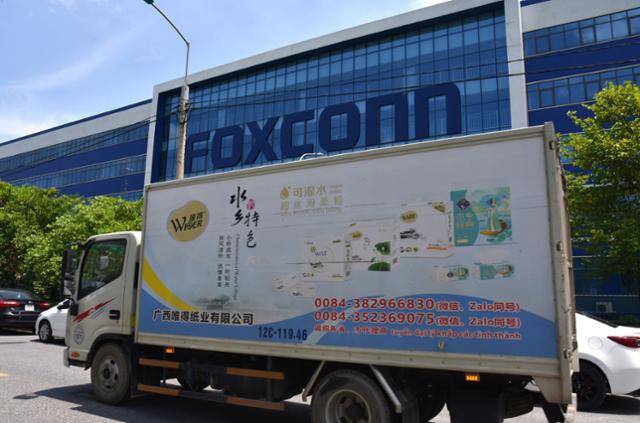 지난달 11일 베트남 박장성에 위치한 대만 폭스콘(홍하이정밀공업) 공장 앞을 중국 트럭이 지나고 있다. 박장=허경주 특파원