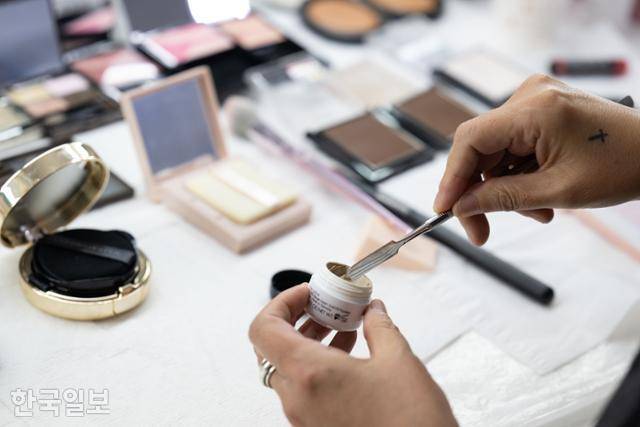 어려서부터 그에게 ‘손’이란 해방되지 못한 표현 욕구가 나오는 분출구였다. 어릴 때부터 손을 쓰면 늘 혼이 났다. 다섯 살쯤엔 덜 익은 옥수수를 따다가 표정을 그려 넣어 사람 얼굴 인형을 만들었다. 외할머니에게 된통 혼이 났다. 아홉 살 무렵엔 털 달린 치마를 찢어다가 실내화를 꾸몄다. 엄마에게 눈물이 쏙 빠지도록 혼났다. 이한호 기자