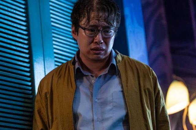 드라마 '마스크걸' 속 주오남(안재홍)의 모습. 탈모, 비만, 수시로 긁어 상처가 된 아토피 피부 등은 '부모로부터 물려받은 유전자'를 상징한다. 주오남의 어머니 김경자(염혜란)는 죽은 아들의 못난 모습을 부끄럽게 여겼던 자신에 대한 부끄러움, 나쁜 유전자를 물려줬다는 죄책감을 동력 삼아 그를 죽인 여자 김모미(이한별·나나·고현정)에 대한 복수를 감행한다. 안재홍 배우는 여러 인터뷰에서 자신을 주오남으로 만들어 준 송종희 감독에 대한 찬사를 아끼지 않았다. 넷플릭스 제공