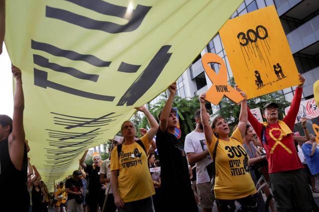 이스라엘과 팔레스타인 하마스 전쟁 300일을 맞은 1일 이스라엘 수도 텔아비브에서 시민들이 하마스 무장단체에 억류된 인질의 석방을 요구하며 행진하고 있다. 텔아비브=로이터 연합뉴스