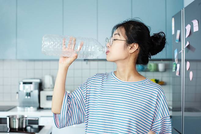하루 지난 뒤 마시는 생수병에는 기준치의 400배를 초과한 세균이 검출된다./사진=게티이미지뱅크