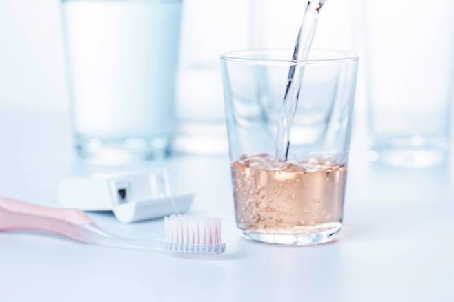 양치질할 때 치약을 따뜻한 물로 헹구면 구취 제거 효과가 더 크다./클립아트코리아