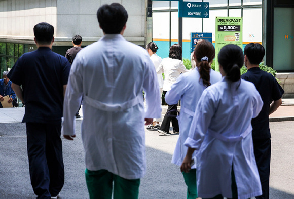 지난 6월 서울 송파구 서울아산병원에서 의료진이 이동하고 있다. [사진=뉴시스]