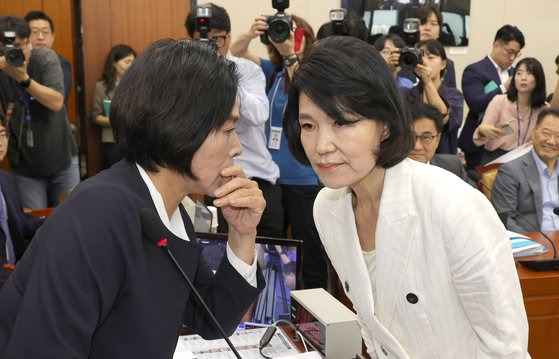 지난달 24일 당시 이진숙 방송통신위원장 후보자가 국회 과방위에서 열린 인사청문회에서 선서문 제출 뒤 인사를 안 하고 돌아서자 최민희 위원장이 다시불러 귀엣말을 하고 있다. 강정현 기자