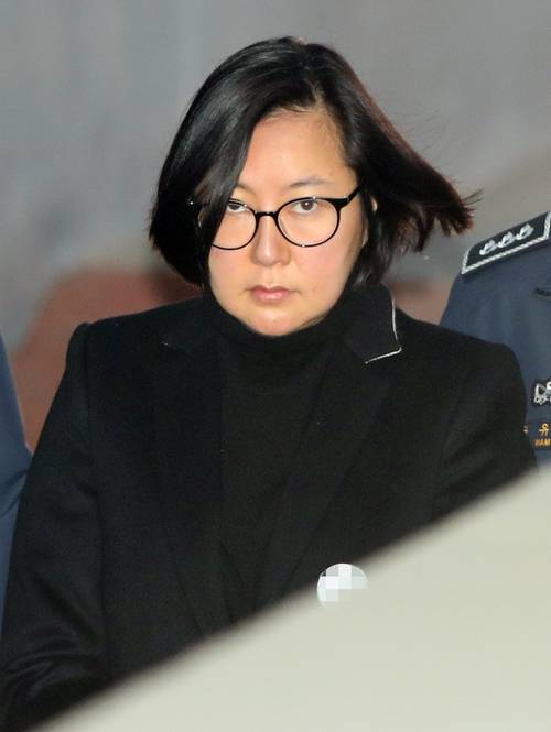 국정농단 사태의 주범인 ‘비선 실세’ 최서원(개명 전 최순실)씨의 조카 장시호 씨가 2017년 2월 24일 서울 서초구 서울중앙지법에서 열린 속행 공판에 출석하기 위해 호송차에서 내려 법정으로 향하고 있다. 연합뉴스