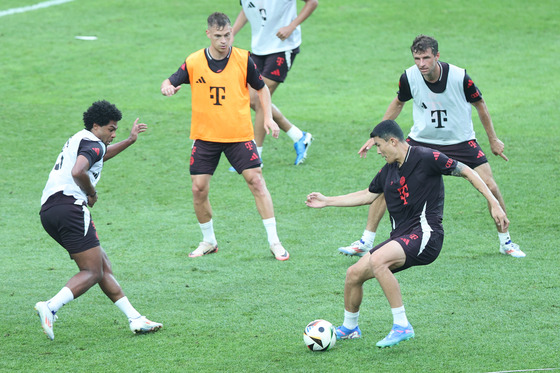 Bayern Munich train at Seoul World Cup Stadium in western Seoul on Friday. [YONHAP]