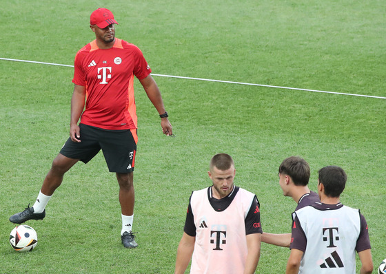 Bayern Munich manager Vincent Kompany, left, trains his squad at Seoul World Cup Stadium in western Seoul on Friday. [NEWS1]