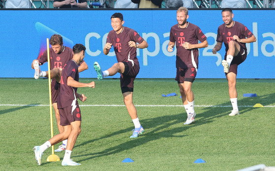 Bayern Munich train at Seoul World Cup Stadium in western Seoul on Friday. [YONHAP]