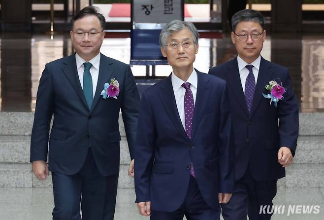 조희대 대법원장과 노경필·박영재 신임 대법관이 2일 서울 서초구 대법원에서 열린 대법관 취임식에 입장하고 있다.&nbsp;