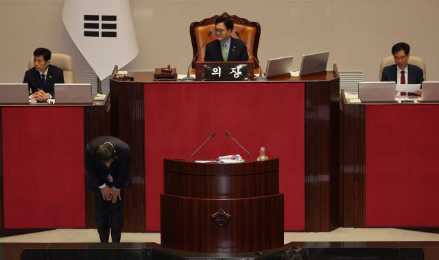 국민의힘 박수민 의원이 1일 오후 열린 국회 본회의에서 야당이 단독 의결한 '전국민 25만원 지원법' 등 각 법안이 상정되자 반대하는 필리버스터를 시작하며 인사하고 있다. 연합뉴스