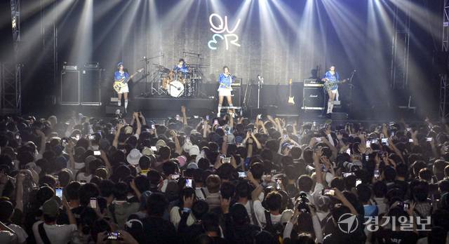 2일 오후 인천 송도달빛축제공원에서 열린 '2024 인천 펜타포트 락 페스티벌'에서 ＱWER이 멋진 공연을 선보이고 있다. 홍기웅기자