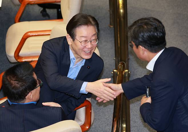 2일 오후 국회 본회의에서 더불어민주당 이재명 전 대표가 동료 의원들과 악수하고 있다. [사진출처 = 연합뉴스]