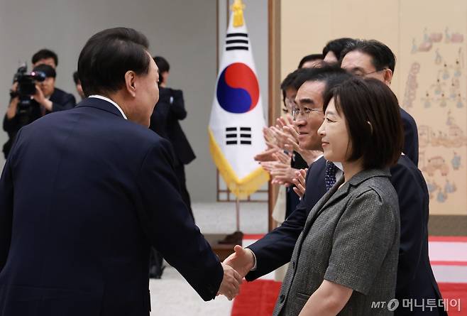 윤석열 대통령이 2일 서울 용산 대통령실 청사에서 열린 임명장 및 재외공관장 신임장 수여식에 입장하며 태영호 민주평화통일자문회의 사무처장 등과 인사를 나누고 있다. / 사진=뉴시스