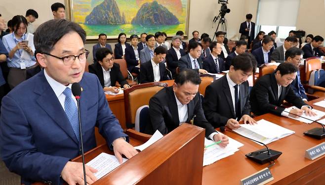 공정거래위원회가 티몬과 위메프 정산 지연 사태가 커지기 전에 막을 수 있었음에도 수 차례 묵과해 비판받고 있다. 한기정 공정거래위원장이 지난달 30일 오후 서울 여의도 국회에서 열린 국회 정무위원회 긴급 현안질의에서 발표하고 있다. /사진=뉴시스