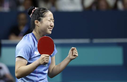 신유빈이 1일 밤(한국시각) 프랑스 파리의 사우스파리아레나에서 열린 파리올림픽 탁구 여자 단식 8강전에서 일본의 히라노 미우를 꺾은 뒤 기뻐하고 있다.뉴시스