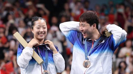12년 만의 한국 탁구 혼성 단체전 동메달 주인공인 임종훈(오른쪽)과 신유빈(왼쪽)이 시상식에서 활짝 웃고 있다. 연합뉴스